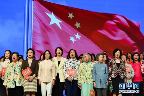 8月25日，与会者在全港妇女守护家园大集会上齐唱国歌。 新华社记者刘大伟摄
