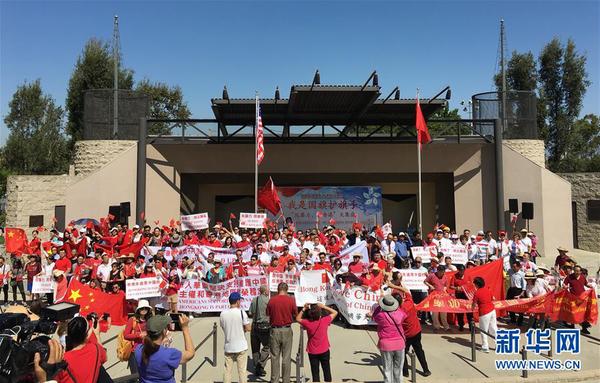 8月25日，在美国加利福利亚州南部城市蒙特雷帕克，华侨华人举行集会反对近期香港发生的暴力活动，谴责乱港势力破坏“一国两制”和香港繁荣的险恶图谋（手机拍摄）。 新华社记者黄恒摄
