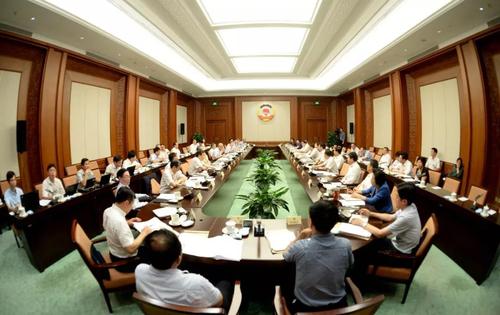 “鼓励社会力量兴办教育，促进民办教育健康发展”专题分组会议现场。本报记者 齐波摄