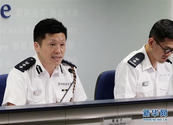 8月27日，香港特区政府警务处警察公共关系科总警司谢振中(左)在记者会上回答记者提问。新华社记者 王申 摄