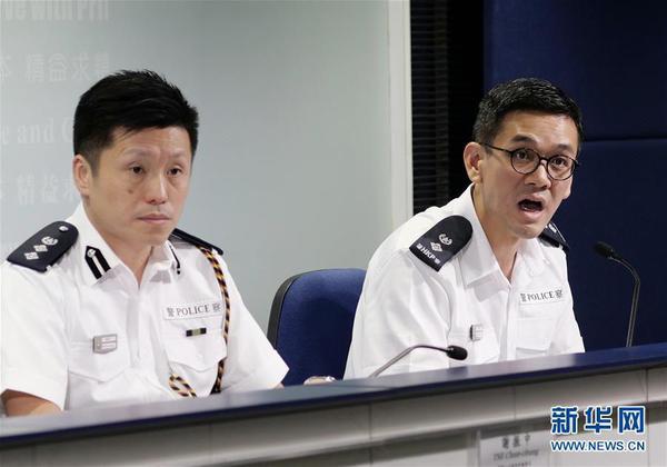 8月27日，香港特区政府警务处警察公共关系科高级警司江永祥(右)在记者会上回答记者提问。新华社记者 王申 摄