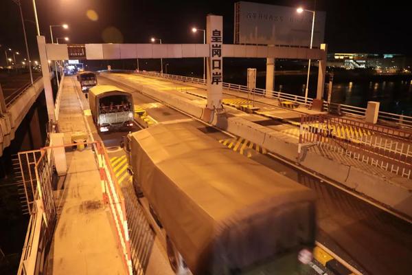 中国人民解放军驻香港部队8月29日凌晨开始，组织进驻香港以来第22次轮换行动。这是轮换陆军部队通过皇岗口岸。新华社发（原俊敏 摄）