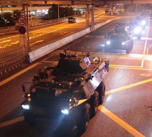 中国人民解放军驻香港部队8月29日凌晨开始，组织进驻香港以来第22次轮换行动。这是轮换陆军部队通过皇岗口岸。新华社发（原俊敏 摄）