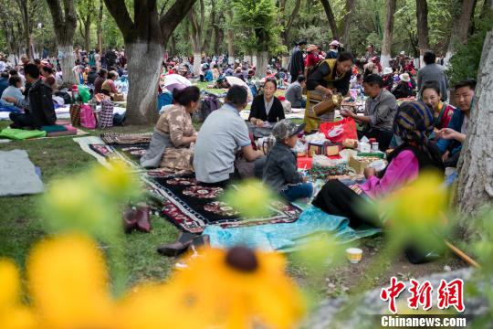 图为雪顿节期间，西藏民众在罗布林卡内品美食、过林卡。(资料图) 何蓬磊 摄