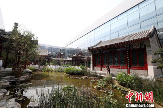 北京大兴国际机场的航站楼五个指廊尽端有五个中式庭院——中国园、瓷园、田园、丝园、茶园。<a target='_blank' href='http://www.chinanews.com/'>中新社</a>记者 张宇
