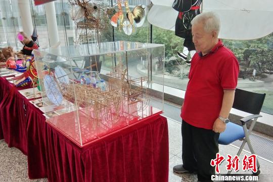 活动期间艺术展示。　田进 摄