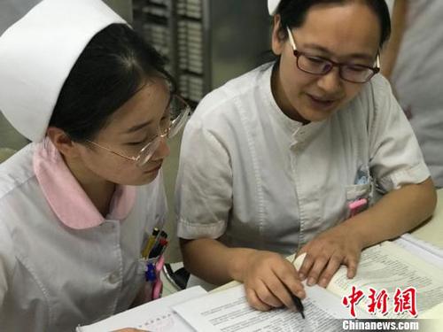 在学生眼中，她是一名认真负责、治学严谨的护理老师。　李娜娜 摄