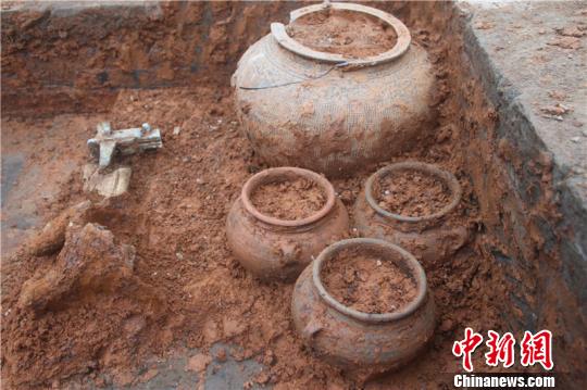 浙江东钱湖陶公山发现东汉时期砖室墓群