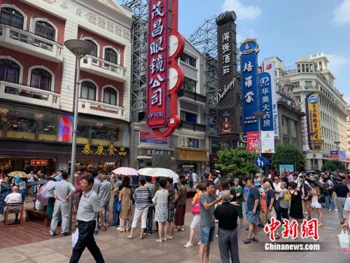 南京东路上传统老字号月饼摊排队盛况。周卓傲 摄
