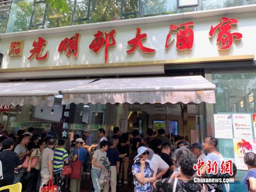 排队八小时才能买到的月饼摊。周卓傲 摄

