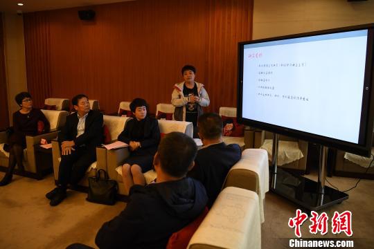 研究人员介绍相关情况。　田进 摄