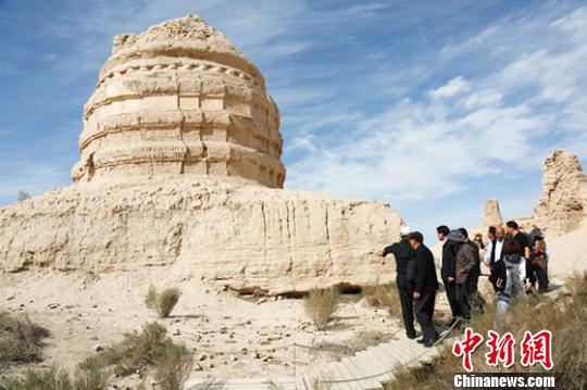 图为启动仪式后，专家踏查塔尔寺遗址。　朱生云 摄