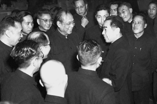 全国政协二届一次会议期间，时任全国政协主席周恩来和政协委员亲切交谈。