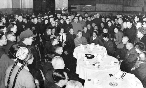全国政协四届一次会议期间，全国政协主席周恩来等同外地来京的政协委员、人大代表在人民大会堂欢度新年。