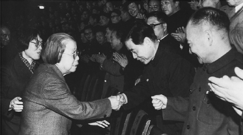一九八六年二月二十日至二十八日，全国政协召开地方政协工作座谈会。图为邓颖超主席接见出席会议的政协负责同志。