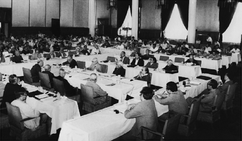 政协第七届全国委员会常务委员会制定了关于政治协商、民主监督的暂行规定、常务委员会工作规则、专门委员会组织通则、提案工作条例及其他工作制度，人民政协工作向经常化、制度化方向迈出扎实一步。