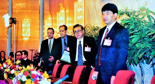 二○○○年三月七日，全国政协九届三次会议举行记者招待会，朱培康、韩应选、陈宗兴、刘永好四位委员就西部大开发问题答记者问。    本报记者  姜贵东  摄