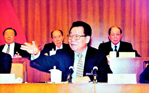 二○○○年六月，政协第九届全国委员会召开第十四次常委会议。    俞宁  摄