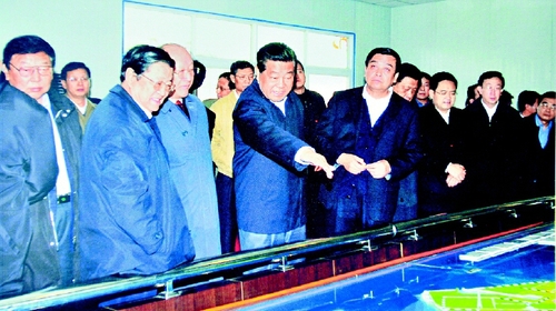 贾庆林主席率调研组视察唐山曹妃甸工业区。    新华社发