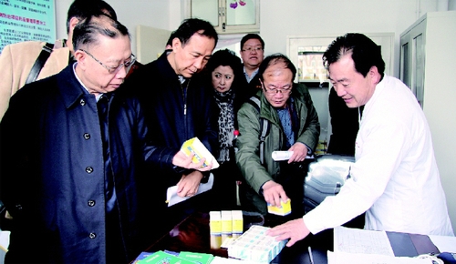 十二届全国政协常委、全国政协教科文卫体委员会副主任黄洁夫率队在宁夏回族自治区西吉县调研包虫病防治情况。    本报记者  李木元  摄