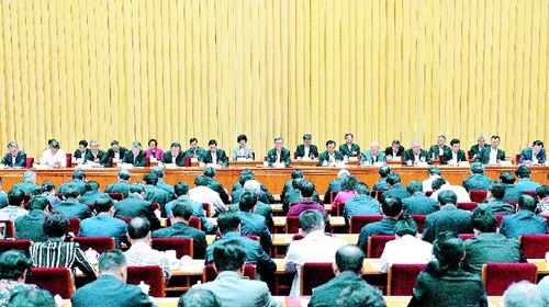 2018年9月29日至30日，全国政协在北京召开习近平总书记关于加强和改进人民政协工作的重要思想理论研讨会。中共中央政治局常委、全国政协主席汪洋出席会议并讲话。    本报记者 齐波 摄