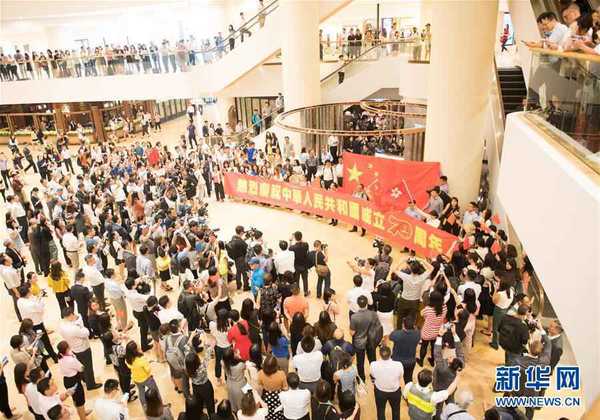 9月24日，一场爱国快闪活动在香港太古广场举行。大批香港市民高唱爱国歌曲，庆祝中华人民共和国成立70周年。 新华社记者 翁忻旸 摄