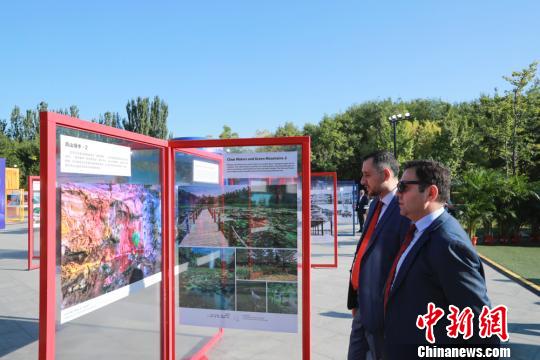 2019年9月24日，“70年，北京与世界同行——外国摄影师眼中的北京”大型图片展在北京朝阳公园融合广场开幕。　<a target='_blank' href='http://www.chinanews.com/'>中新社</a>记者 贾天勇 摄