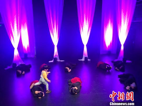 演出现场。