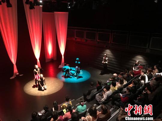 演出现场。