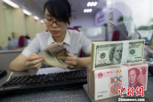 资料图：银行工作人员正在清点货币。 张云 摄