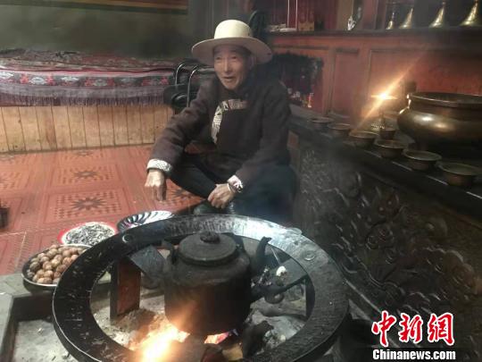 喇品德讲述传承故事。　起钰婷 摄