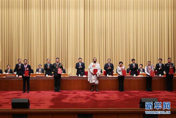 9月27日，全国民族团结进步表彰大会在北京举行。这是习近平等向受表彰的模范集体和模范个人代表颁奖。 新华社记者 丁林 摄