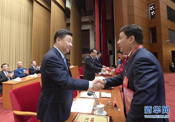 　9月27日，全国民族团结进步表彰大会在北京举行。这是习近平等向受表彰的模范集体和模范个人代表颁奖。 新华社记者 李学仁 摄