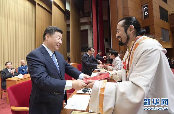 9月27日，全国民族团结进步表彰大会在北京举行。这是习近平等向受表彰的模范集体和模范个人代表颁奖。 新华社记者 李学仁 摄