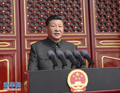 10月1日上午，庆祝中华人民共和国成立70周年大会在北京天安门广场隆重举行。中共中央总书记、国家主席、中央军委主席习近平发表重要讲话。 新华社记者 鞠鹏 摄