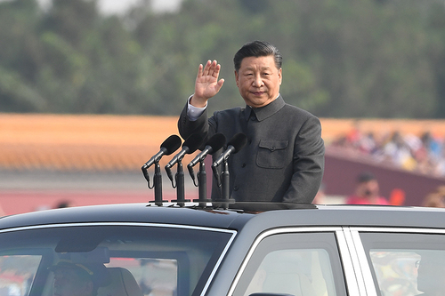 　10月1日，庆祝中华人民共和国成立70周年大会在北京天安门广场隆重举行。这是中共中央总书记、国家主席、中央军委主席习近平检阅受阅部队。 新华社记者 燕雁 摄