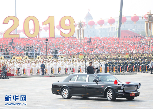 10月1日，庆祝中华人民共和国成立70周年大会在北京天安门广场隆重举行。这是中共中央总书记、国家主席、中央军委主席习近平检阅受阅部队。 新华社记者 刘卫兵 摄  jpg