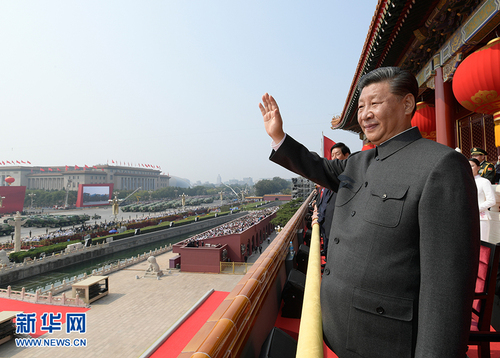 10月1日，庆祝中华人民共和国成立70周年大会在北京天安门广场隆重举行。中共中央总书记、国家主席、中央军委主席习近平发表重要讲话并检阅受阅部队。这是习近平在天安门城楼上。 新华社记者 李学仁 摄