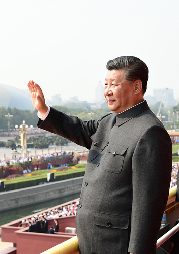10月1日，庆祝中华人民共和国成立70周年大会在北京天安门广场隆重举行。中共中央总书记、国家主席、中央军委主席习近平发表重要讲话并检阅受阅部队。这是习近平在天安门城楼上。 新华社记者 谢环驰 摄
