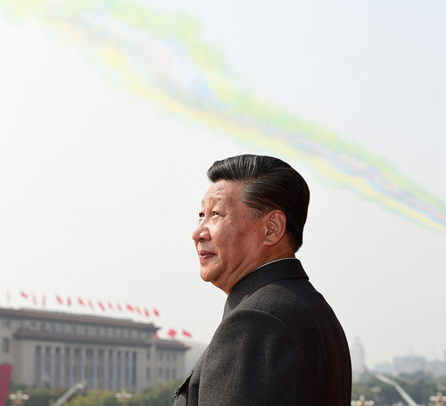 10月1日，庆祝中华人民共和国成立70周年大会在北京天安门广场隆重举行。中共中央总书记、国家主席、中央军委主席习近平发表重要讲话并检阅受阅部队。这是习近平在天安门城楼上。 新华社记者 谢环驰   摄