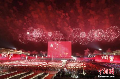 国庆70周年联欢活动于10月1日晚8时在天安门广场举行，整个联欢活动由主题表演、中心联欢表演、群众联欢、烟花表演四个功能表演区组成。图为璀璨的烟花在天安门广场上空绽放。中新社记者 盛佳鹏 摄1