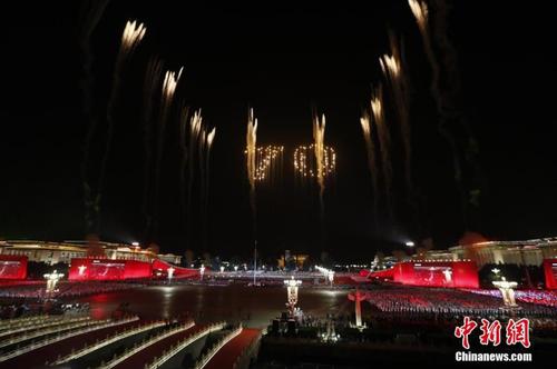 国庆70周年联欢活动于10月1日晚8时在天安门广场举行，整个联欢活动由主题表演、中心联欢表演、群众联欢、烟花表演四个功能表演区组成。图为璀璨的烟花在天安门广场上空绽放。中新社记者 盛佳鹏 摄2