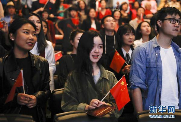 9月30日，在美国旧金山，观众在电影《我和我的祖国》当地首映礼上合唱同名主题歌。 新华社发(李建国 摄)
