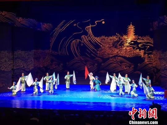 产业工人、科研人员、城市建设者、艺术类院校师生和社会各界观众共1500余人参加闭幕式暨颁奖典礼。　高瑞峰 摄