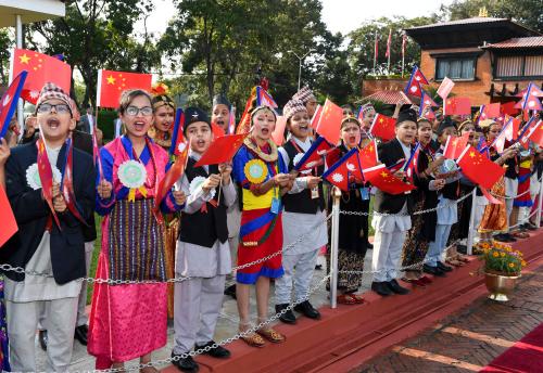 2019年10月12日，尼泊尔首都加德满都特里布万国际机场，尼泊尔孩子们站在红地毯一侧，热烈欢迎中国国家主席习近平来访。新华社记者高洁摄