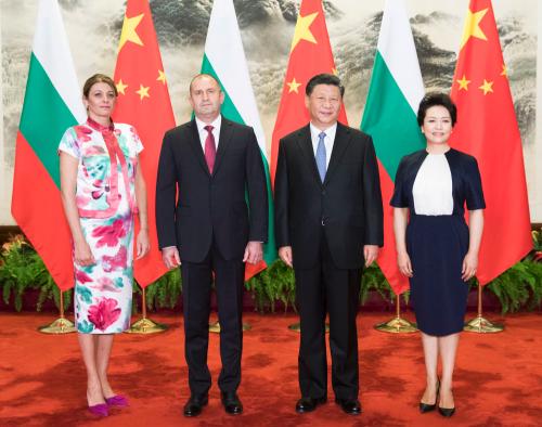 2019年7月3日，国家主席习近平在北京人民大会堂同保加利亚总统拉德夫举行会谈。这是习近平和夫人彭丽媛同拉德夫夫妇合影。新华社记者黄敬文摄