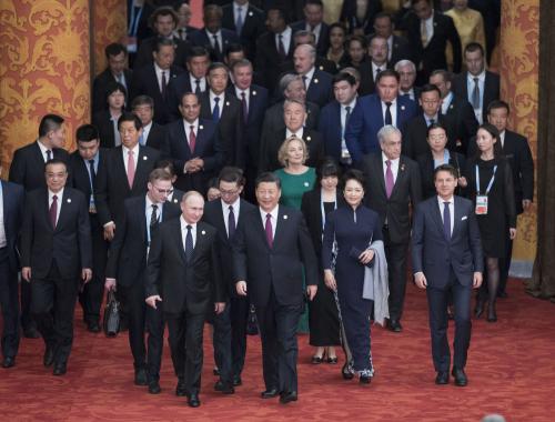 2019年4月26日，国家主席习近平和夫人彭丽媛在北京人民大会堂举行宴会，欢迎出席第二届“一带一路”国际合作高峰论坛的外方领导人夫妇及嘉宾。这是习近平和彭丽媛同贵宾们一同步入宴会厅。新华社记者王晔摄