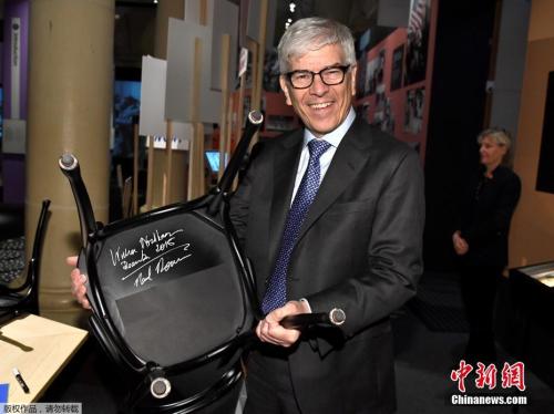 资料图:2018年诺贝尔经济学奖获得者保罗·罗默展示其签名的椅子。 点击进入下一页