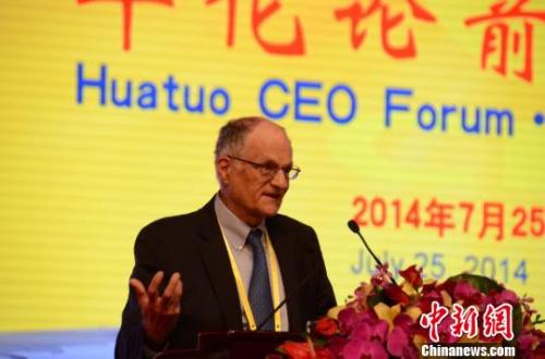 资料图:2011年诺贝尔经济学奖得主托马斯·萨金特出席广州论坛讨论。 索有为 摄 点击进入下一页