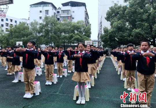 樟树坪小学学生诵读《炎帝文化千字文》。　邓霞 摄